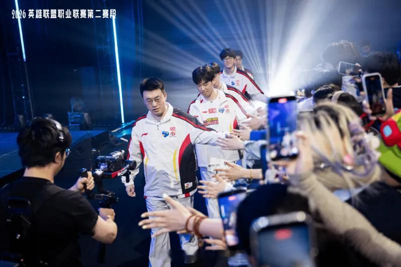 NIP拿到第二胜  NIP三路开花成功2-1战胜WBG！ 恭喜NIP！越打越迷，