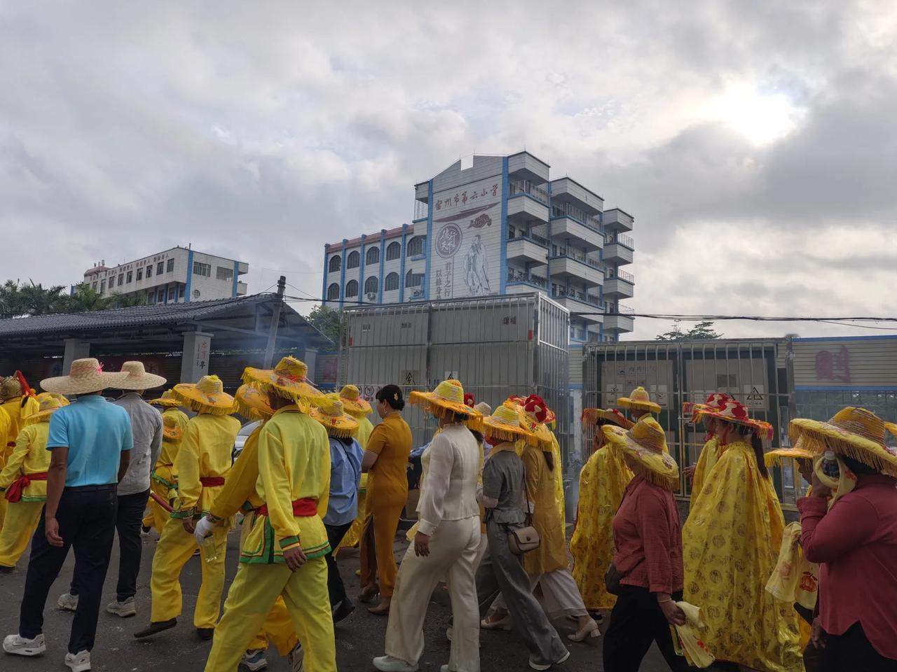 今天上午7点40分，夏江天后宫的巡游准时启程。队伍浩浩荡荡，一路前行。经过第六小