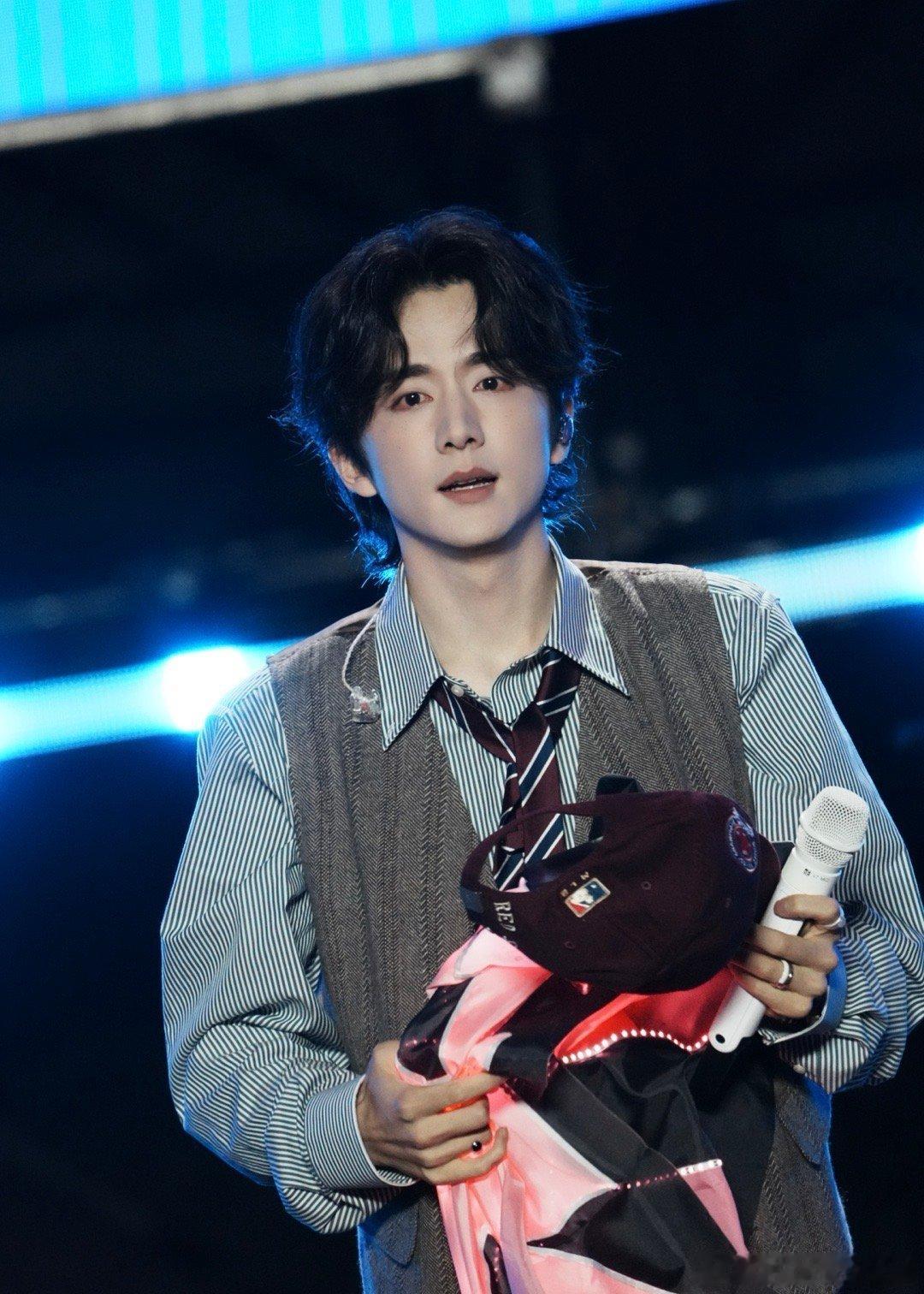 张新成[超话]张新成峨眉山音乐节舞台 张新成唱《莎士比哑》高音，直接把现场氛围拉