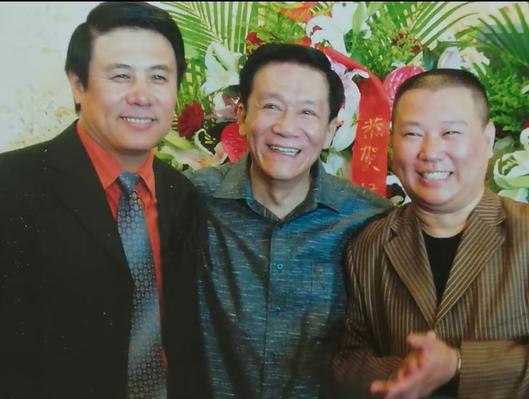 侯耀文忌日，相声演员荆林野晒照怀念自己的恩师。

一晃居然十九年了，看到荆林野晒