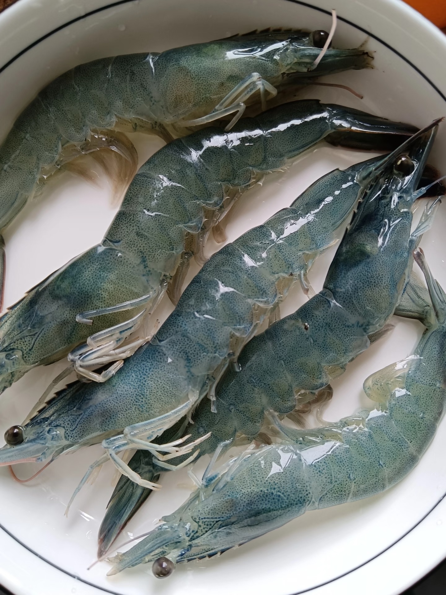 盒马客服回应虾煮熟后渗出蓝色液体 看热搜里这个虾，还是挺恐怖的，真不敢吃。偶尔会