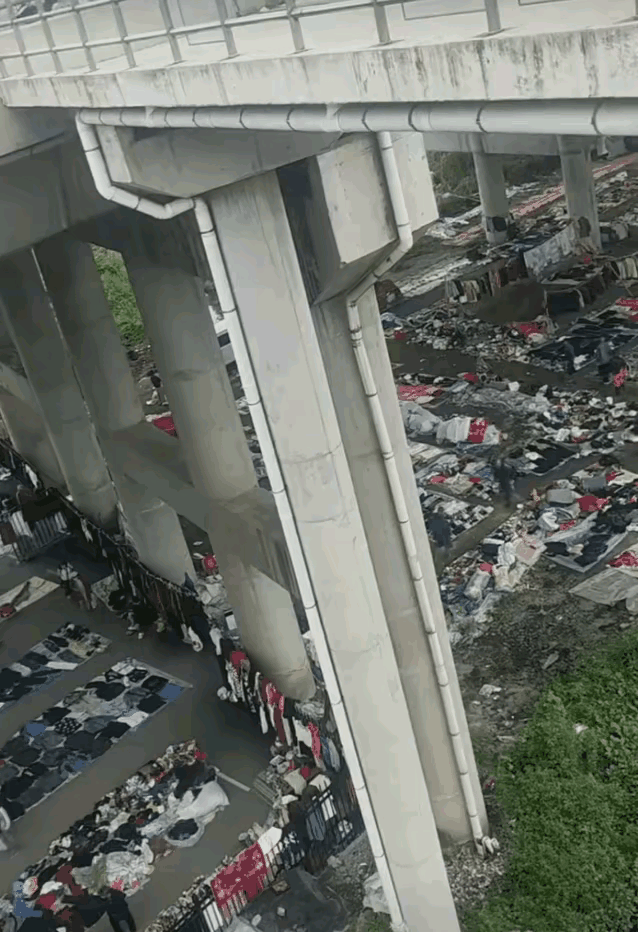 摆摊的人比顾客多了好几倍都不止，不知道这是哪里，现在都内卷成这样了吗？

照着这