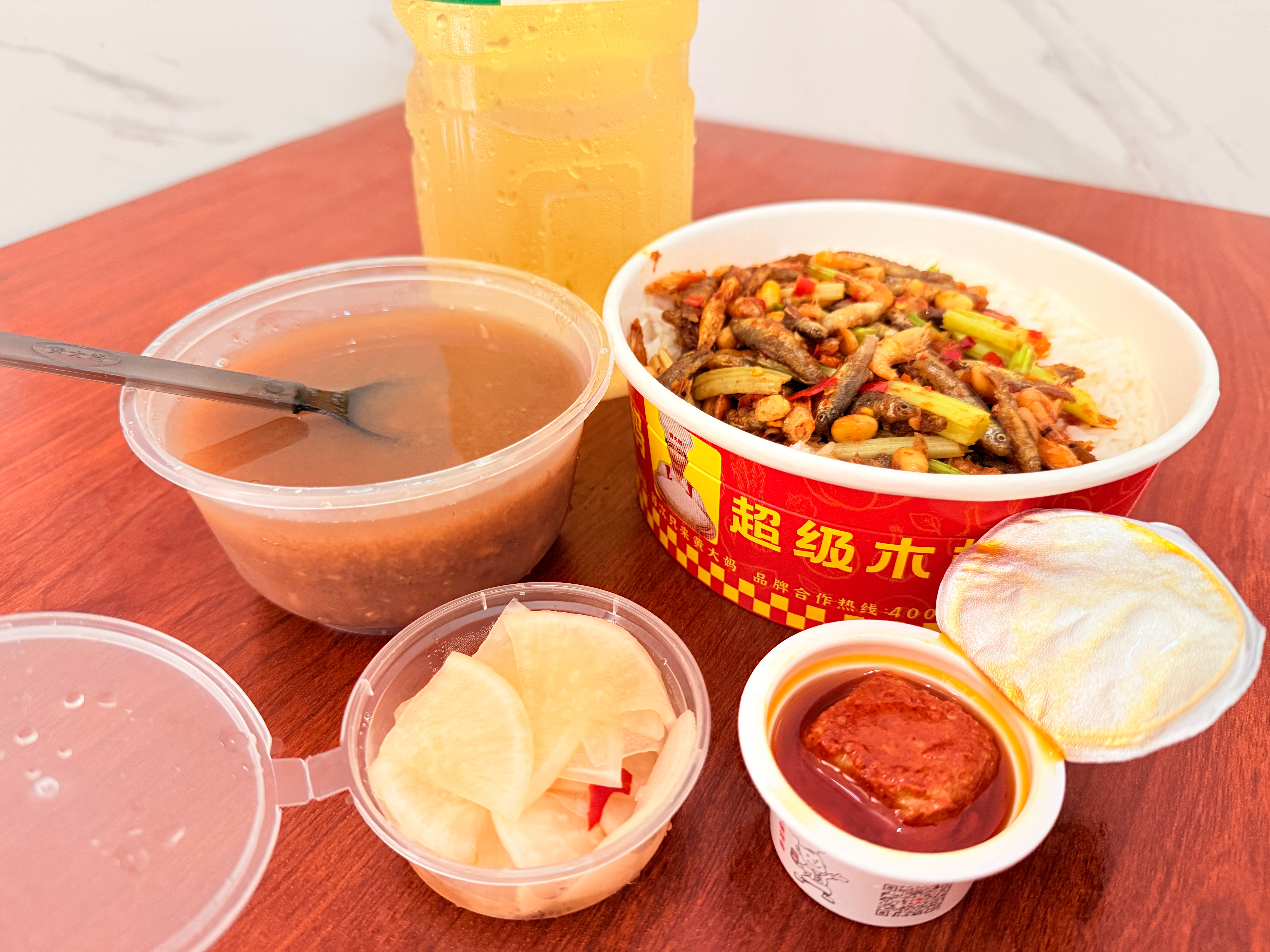 小鱼小虾、酸萝卜、腐乳、绿豆沙、饿过头了狼吞虎咽。 