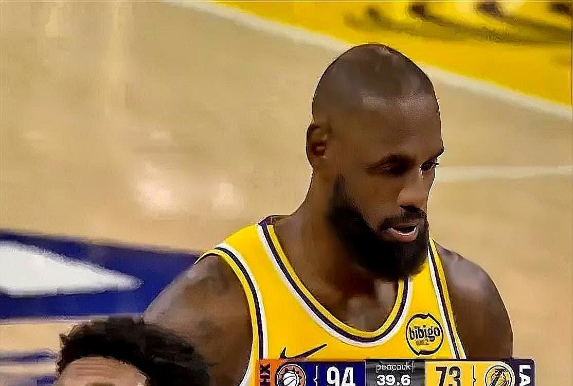 詹姆斯连续得分上双纪录要终结了！在今天湖人迎战太阳的比赛中，三节结束，詹姆斯7中