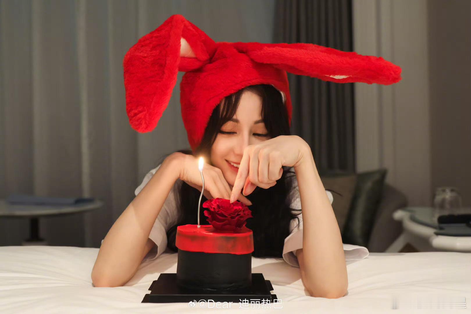迪丽热巴红兔耳帽 热巴新鲜的生日照，红红火火可可爱爱的红兔巴巴酱[打call][