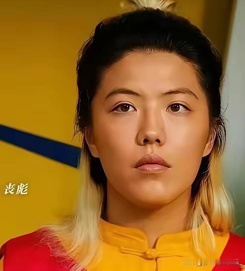《功夫女足》里的丧彪是讨好型人格，她明明一身本事却习惯性自我否定，把自己封印起来