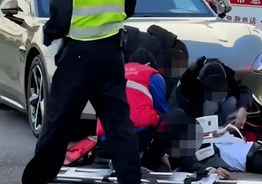 伊朗前阵子扣了俩日本人质，结果没过多久，日本神奈川县高速公路服务区就出事了：一群