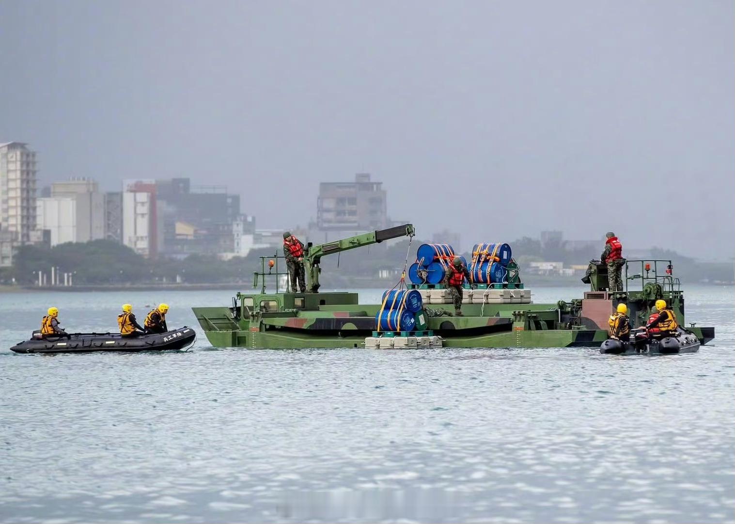 在淡水河口布设漂浮炸药桶的台军舟桥车正义使命2025演习