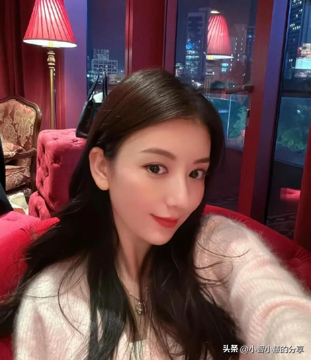 方媛是颜值高，典型的肤白貌美的女子，气质上看比熊黛林好一点。熊黛林的皮肤不是那么