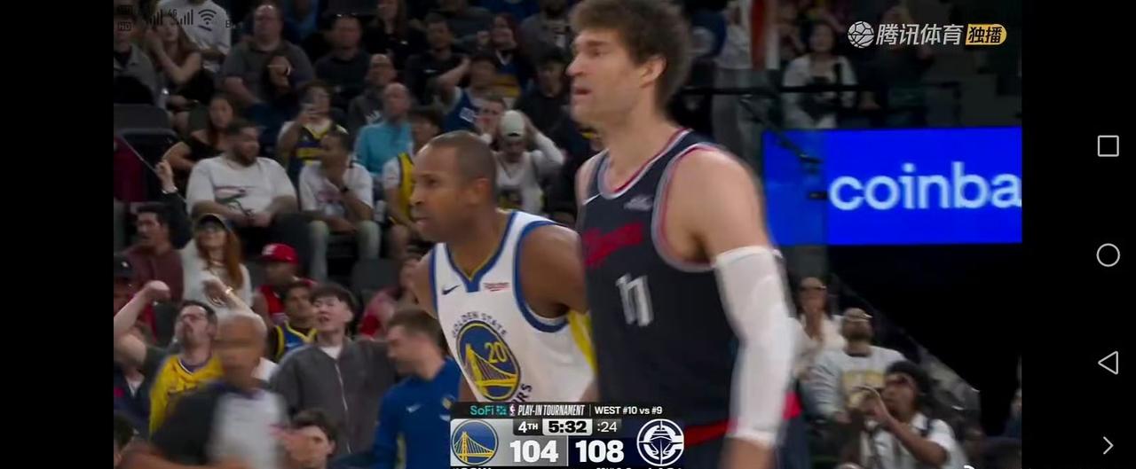 活久见！勇士与快船的附加赛裁判本·泰勒拉伤了腿筋，不得不离开比赛，替补的33号裁