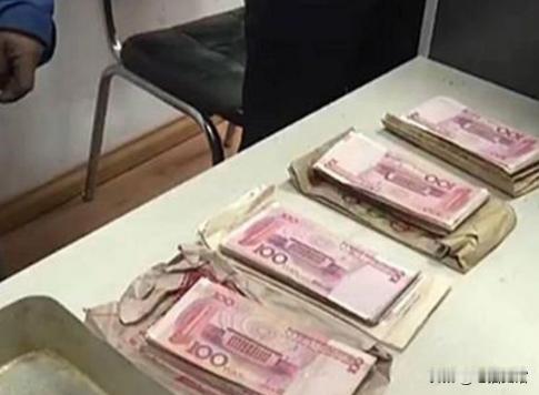 2018年，回收废品的李师傅用五元人民币，收购了一只陈旧煤炉。在清理煤炉的过程中