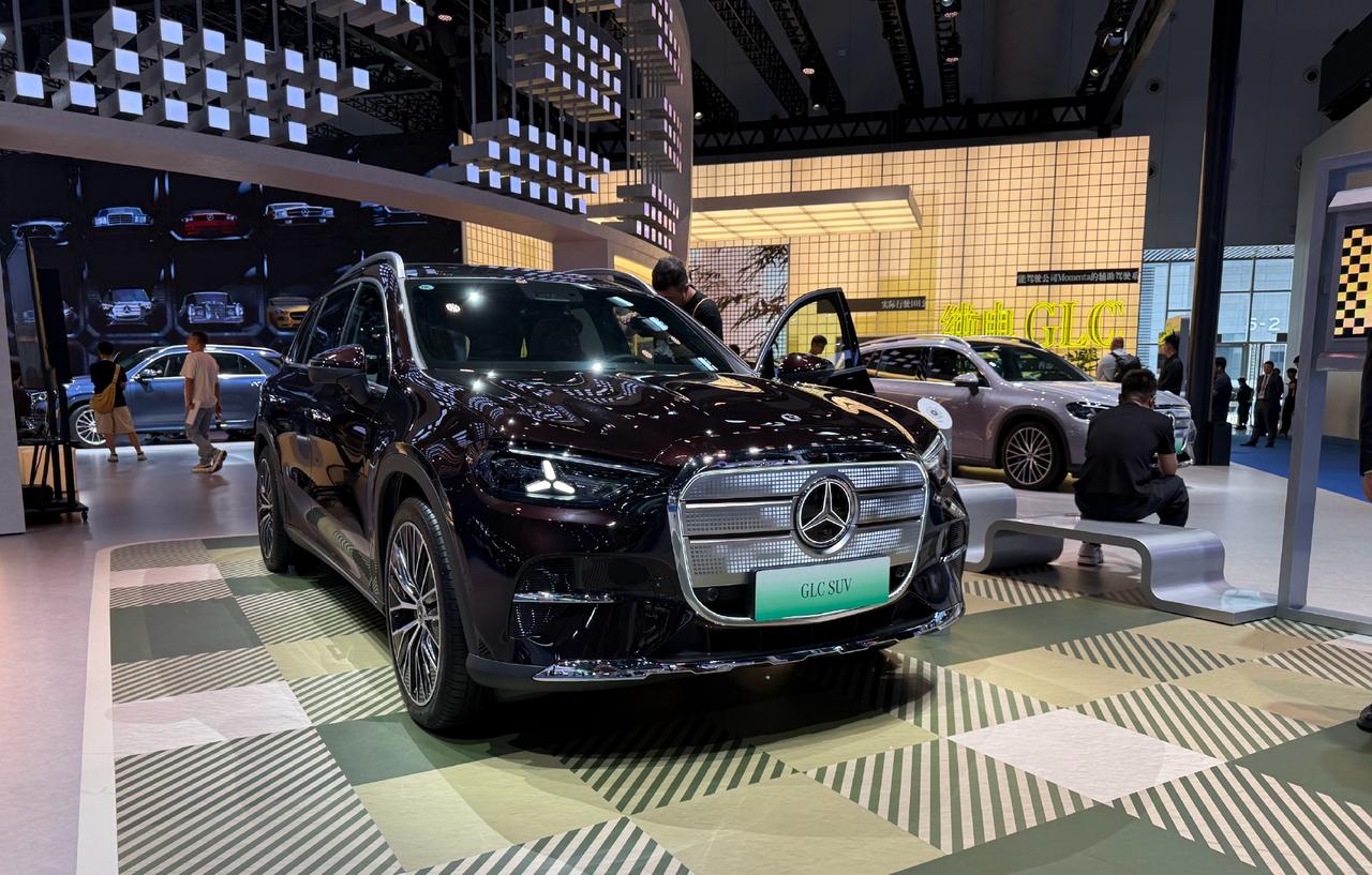 2026成都车展 奔驰展台最火的车型之一
纯电的奔驰GLC SUV
细细看了一下