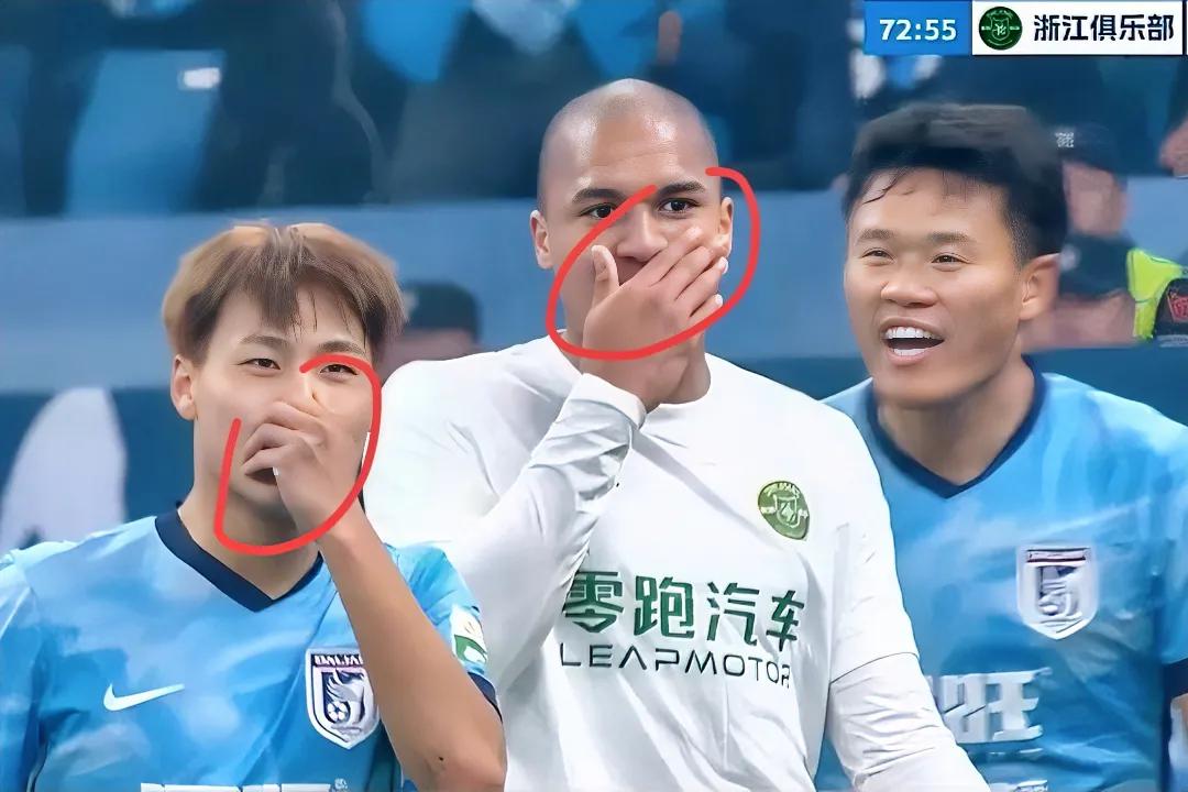 李镇全因口型停2罚2的后遗症来了——捂嘴交流！
李镇全最终因对上口型，被中足联和