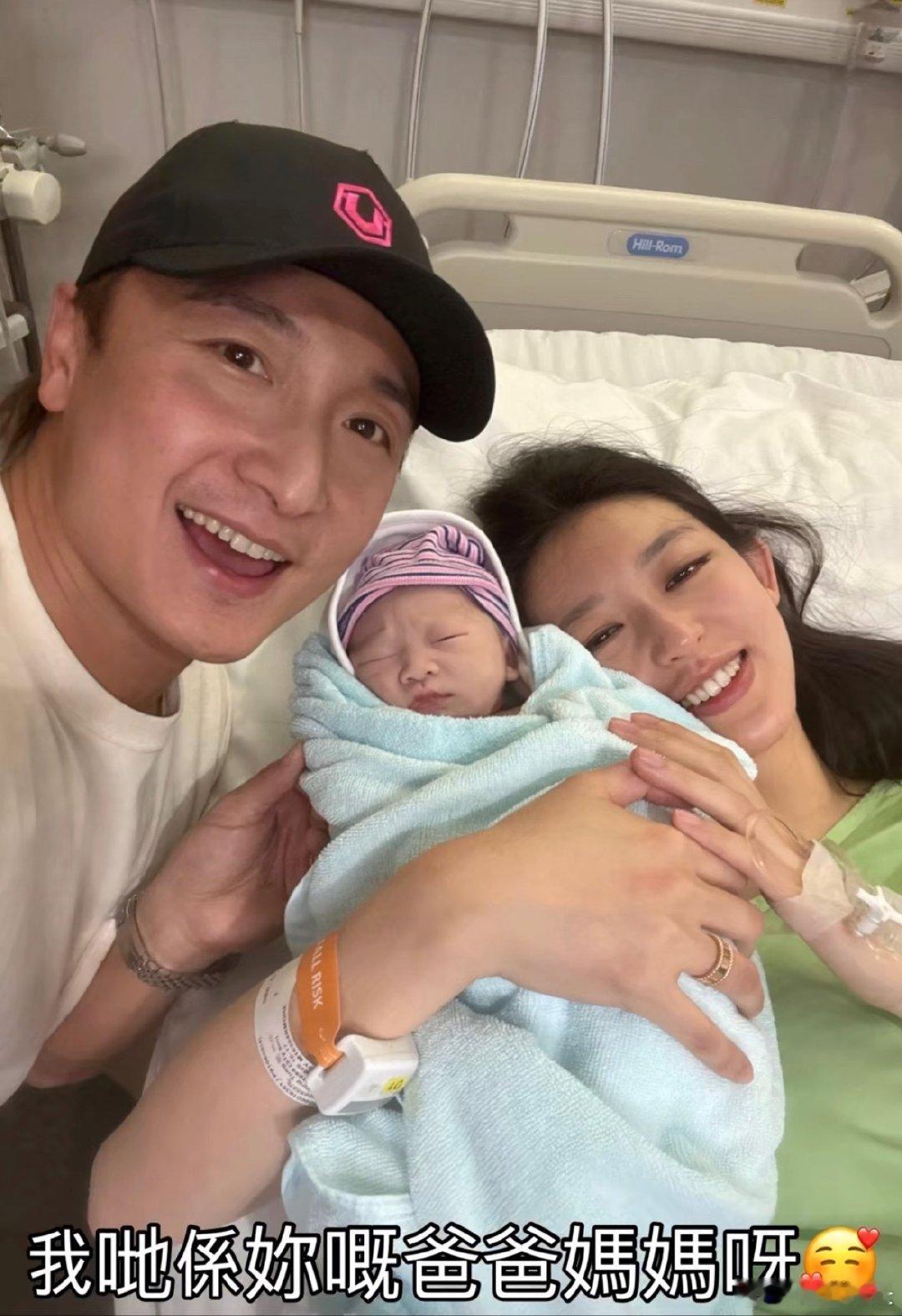 方力申一家三口合照方力申一家三口全家福 方力申得女，他在分享里说宝宝模样总变，一