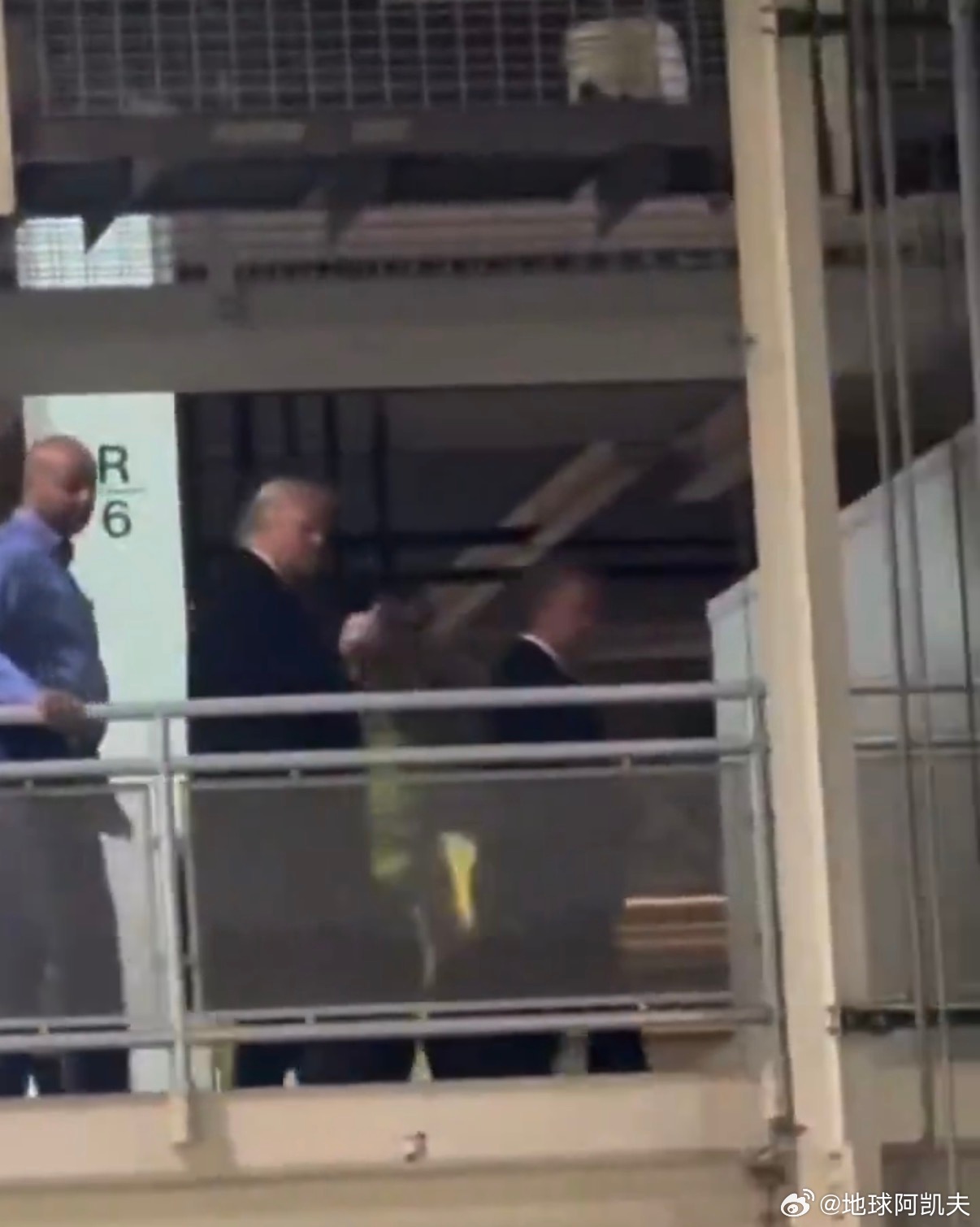 ‼️特朗普在密歇根州参观福特工厂期间，对一名起哄捣乱者说了“去你的”，并竖起了中