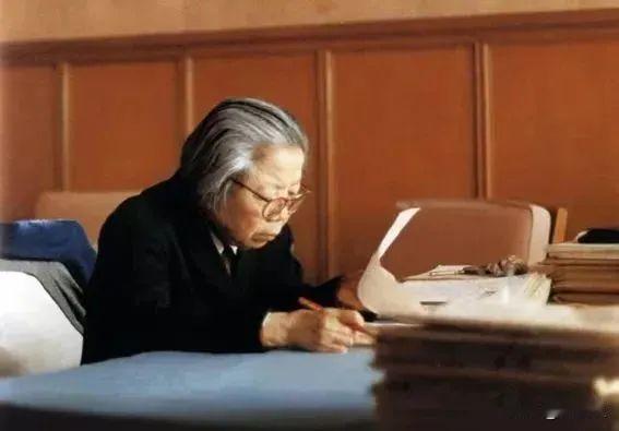 1992年7月11日早晨，北京医院的走廊忽然空了许多。原先竖着的隔断全撤掉，门口