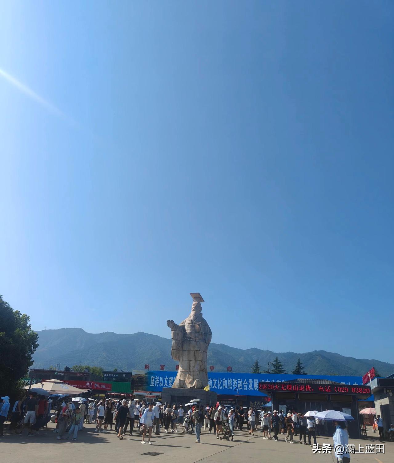 西安的临潼兵马俑博物馆，暑假迎来旅游高峰期，外地游客来西安的头一站就是这里。