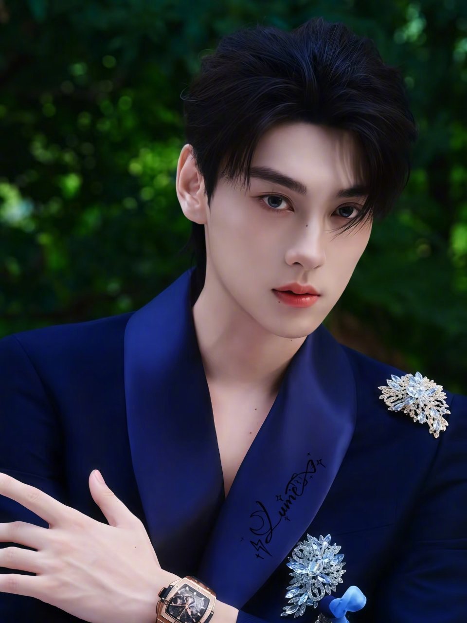 那边九成美都 实 名 举 报 了，且先不说谁是谁非，但争议确实存在。眼下这情况还