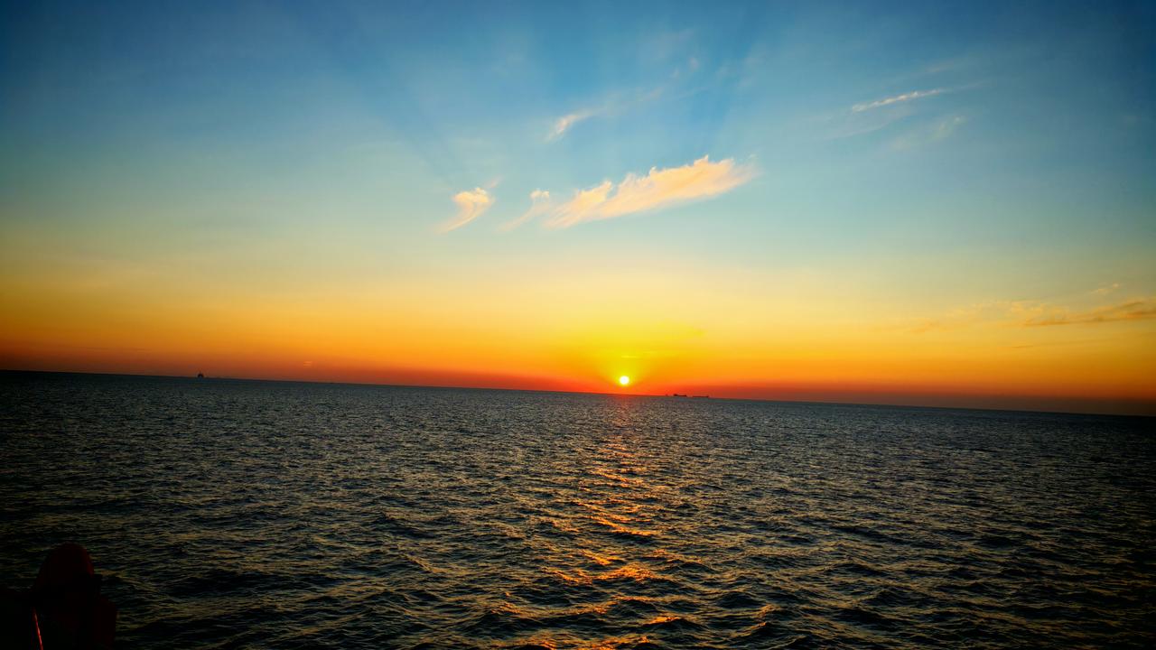 分享你的随手拍不到五点太阳就落山了！天水一色，橘子海！！！