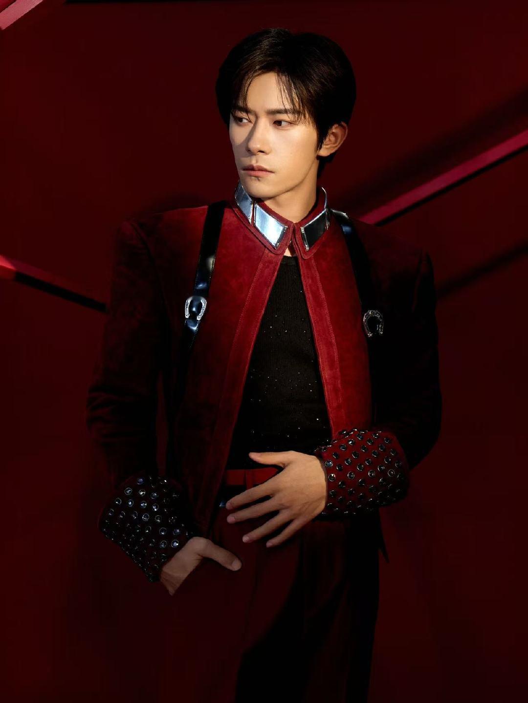 易烊千玺春晚造型出图易烊千玺第九次亮相春晚舞台哇！ 易烊千玺春晚出图啦！！这也是