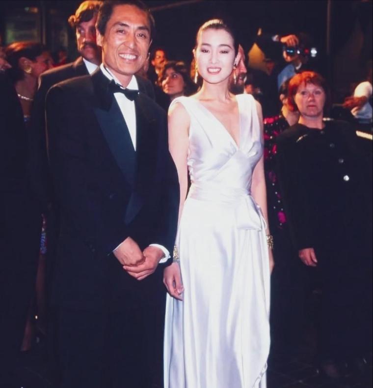 威尼斯红毯上，一个动作让全场沉默。
72岁张艺谋伸手，57岁巩俐迎上。
不是握手