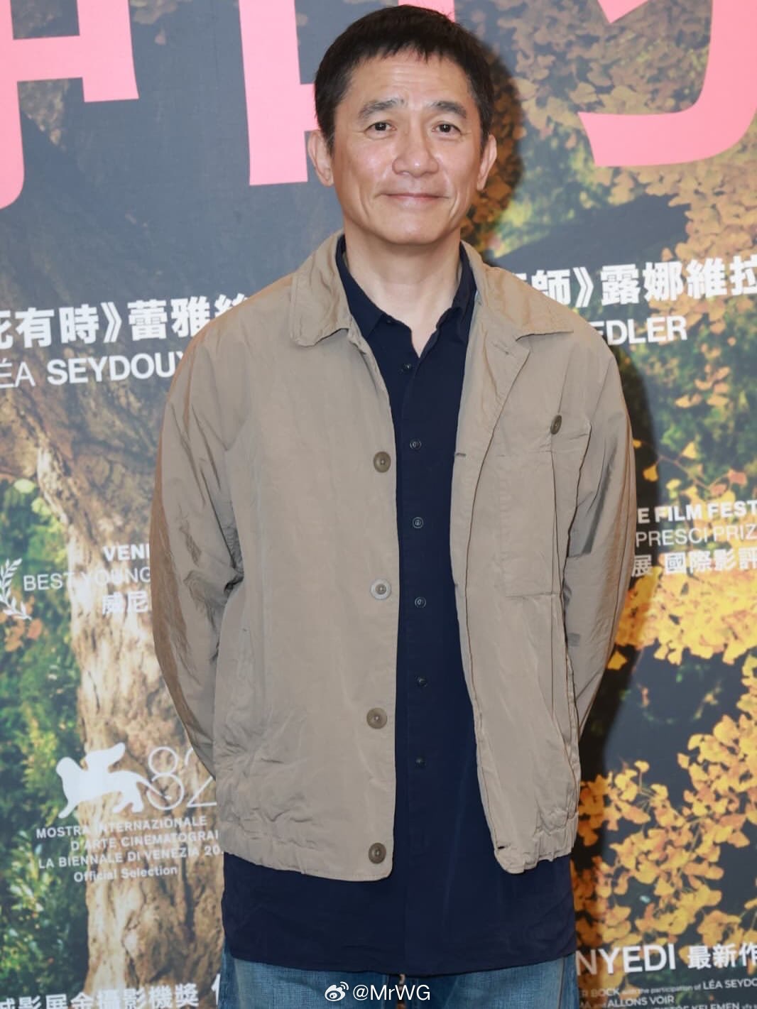 梁朝伟影讯 认真比心🫰——梁朝伟梁朝伟 从韩国返回香港，出席【寂静的朋友】🌳