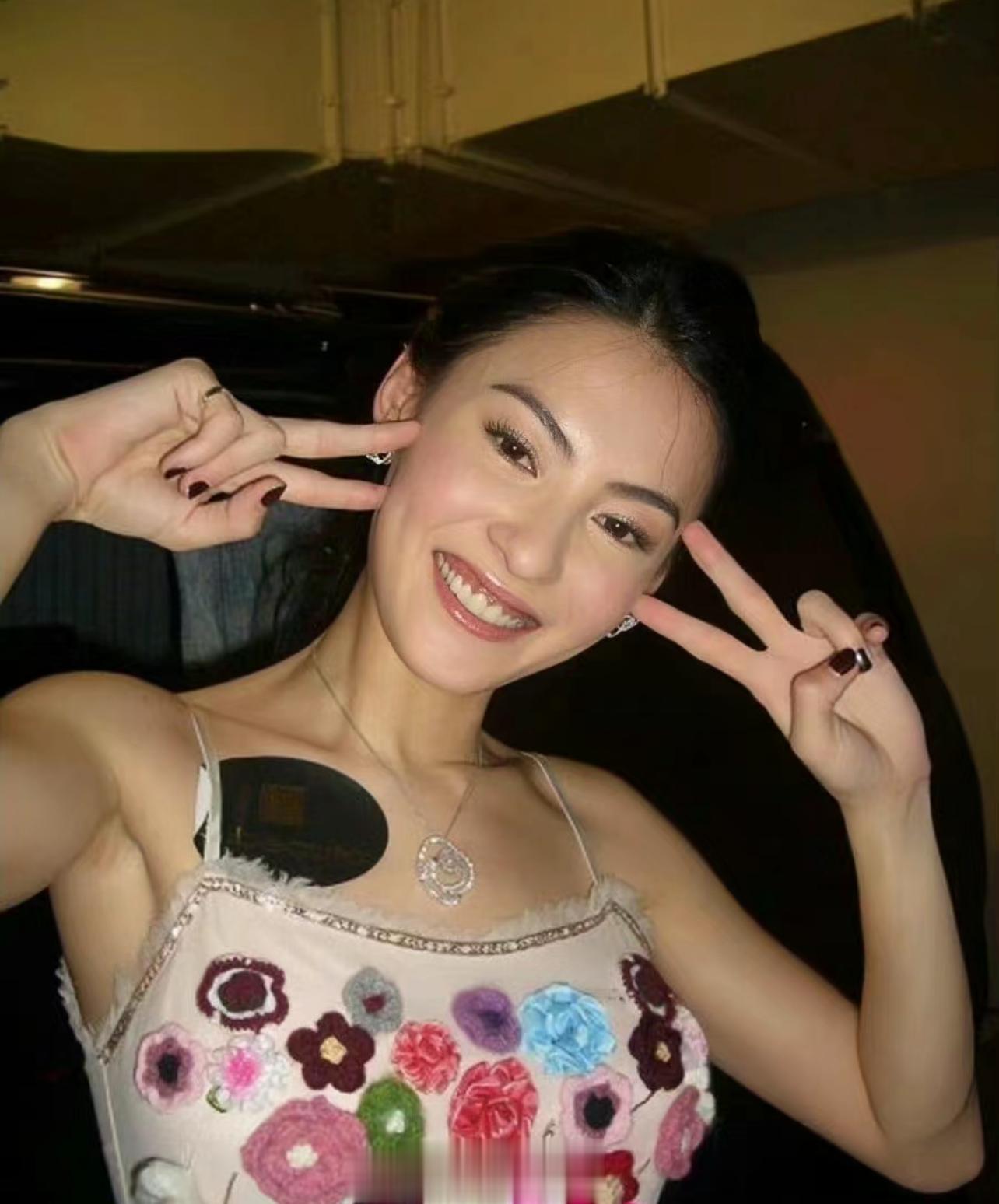 张柏芝怎么拍都好看张柏芝的脸就是最好的氛围，简直就是神颜，怎么拍都好看，她才是清