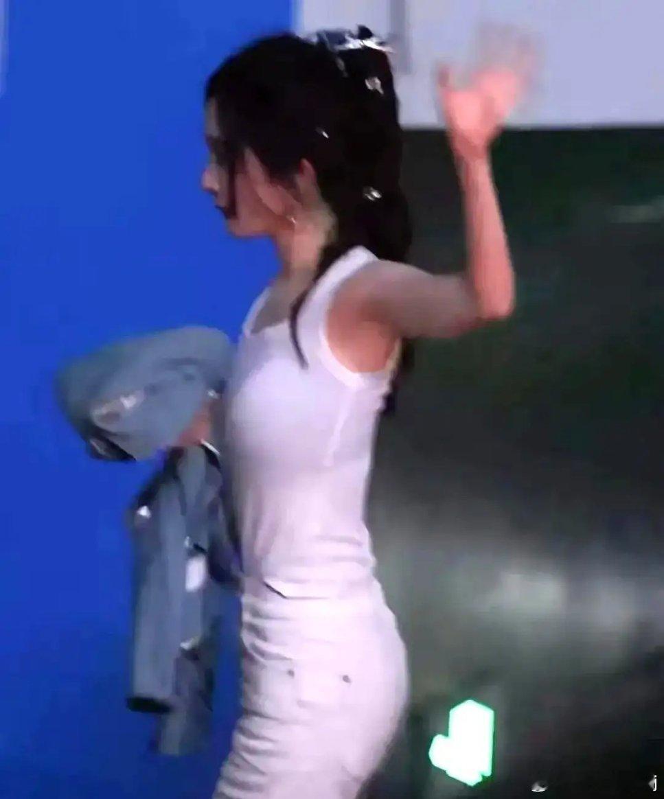 杨幂去健身房路透 杨幂真的越来越幼态了，如果不说她是杨幂，只看这个穿搭，身材，不