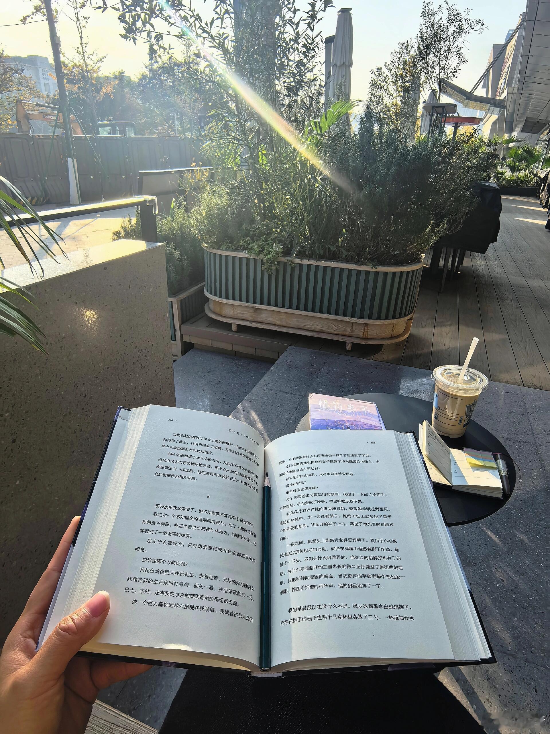 早起的幸福感来自于街角的阳光与咖啡 