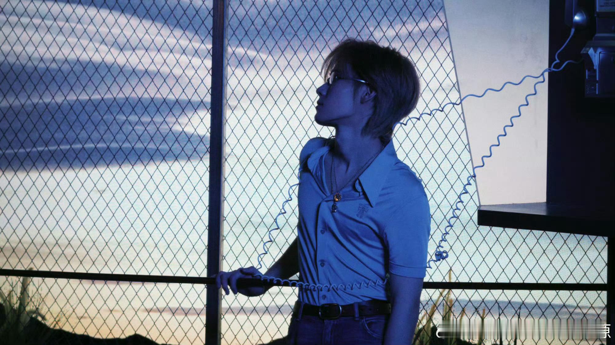 张真源浅灰渐变狼尾新照上线！浅灰渐变狼尾造型亮眼，键盘手舞台表现力拉满