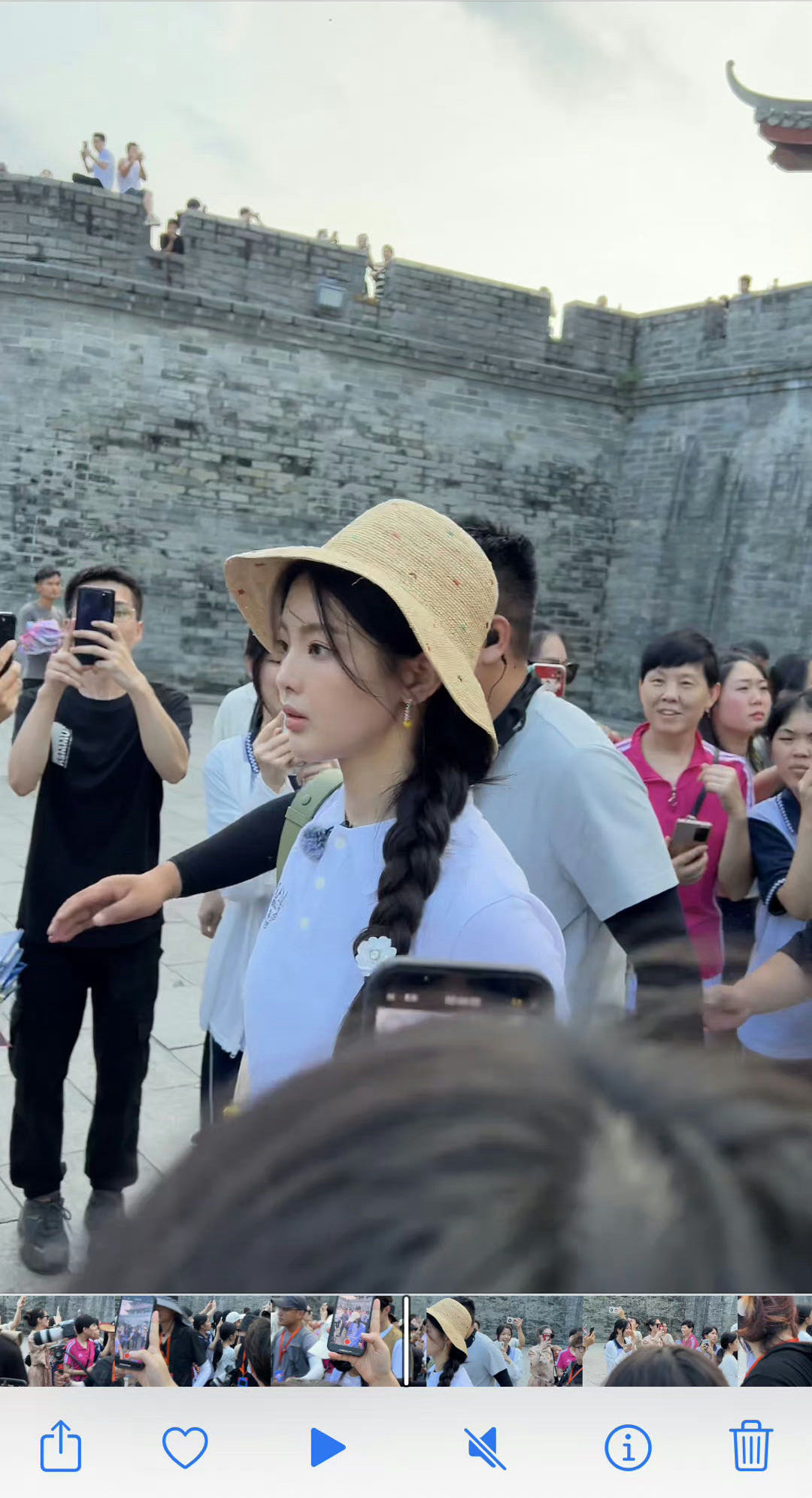 杨超越录制综艺盲盒旅行局，路人拍的要比粉丝精修好看 ​​​
