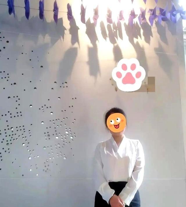 上海一家金店的副店长最近在直播间创下了月度销售额破千万的业绩。这事儿说起来挺有意