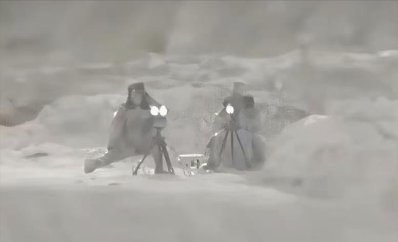 中印边境中方一侧一年时间发生的变化。
以前是靠人一直守，现在用上了机器人，就问对