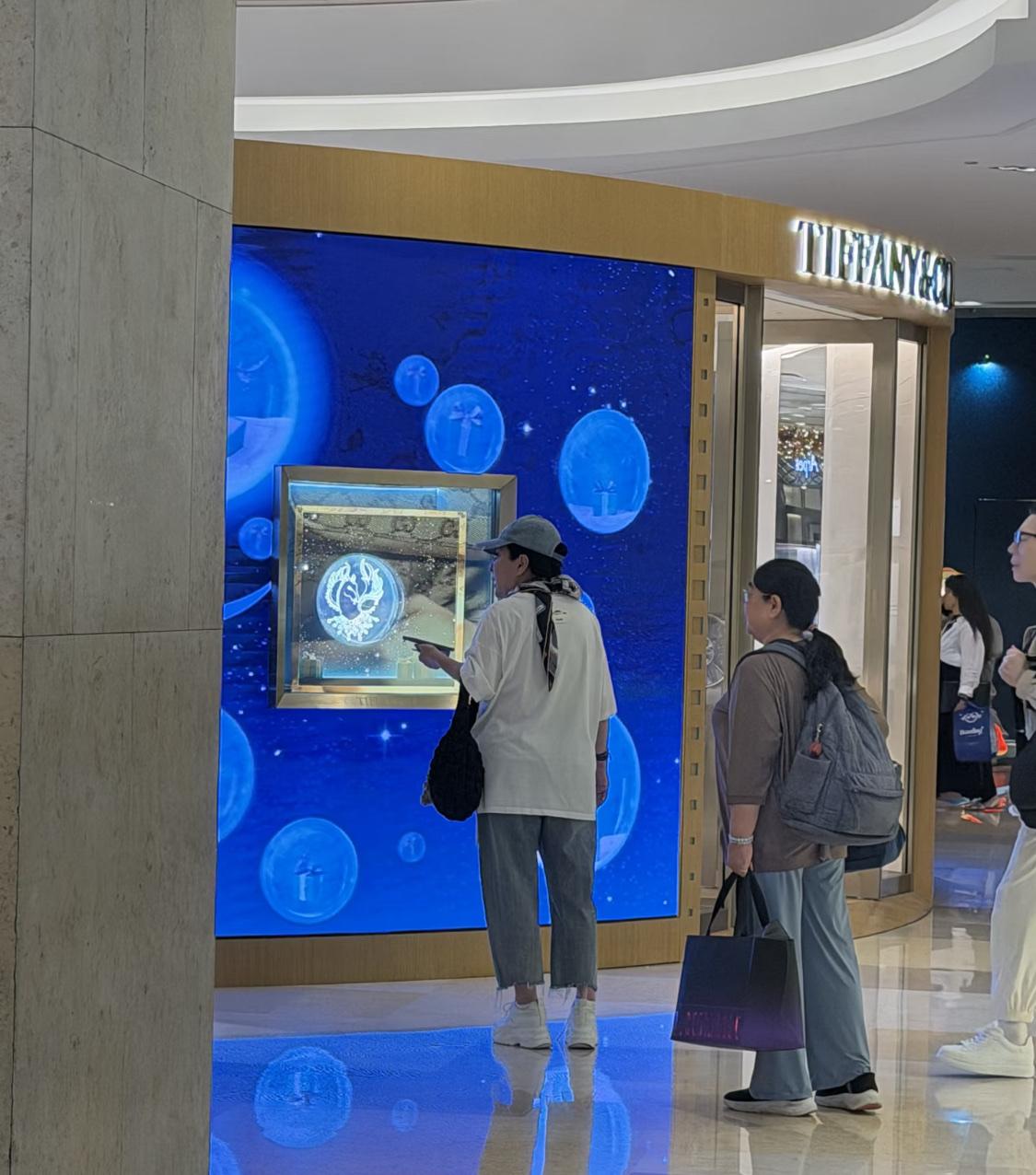 网友偶遇郭碧婷陪着向太、向先生逛街。却未见向佐身影。网友深扒才串联起向佐的行动路