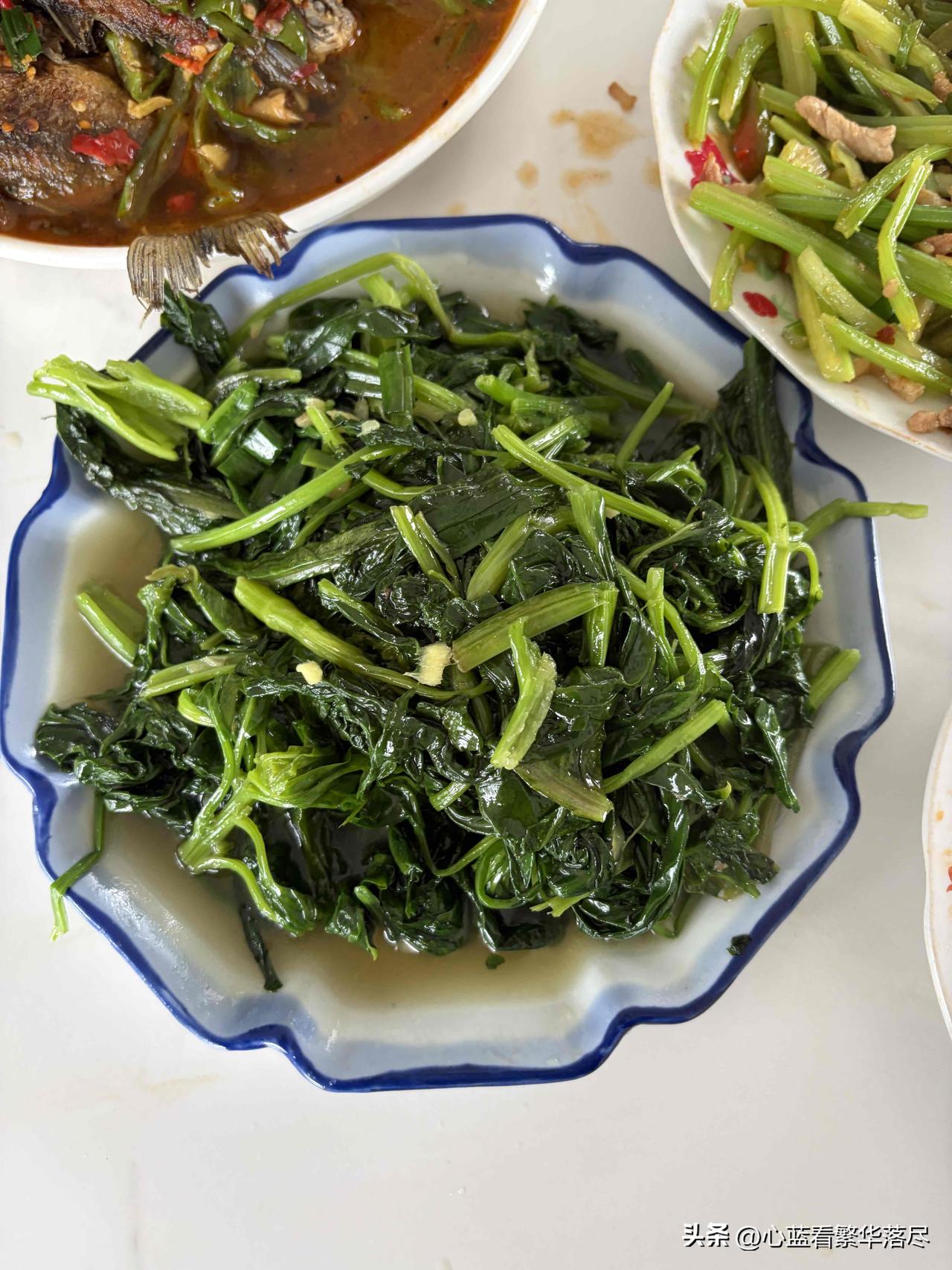 我们食堂做饭阿姨有一个很不好的习惯，她每次炒菠菜之前，都要先用开水把菠菜给烫一遍