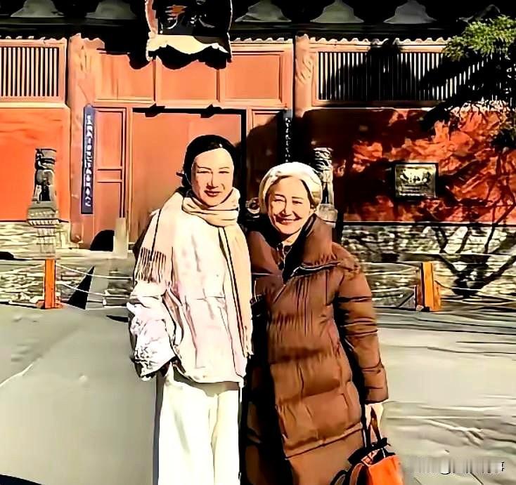 刷到了杜星霖和妈妈的照片，她妈妈真有气质，一头白发也挡不住那份从容。
母女俩站在