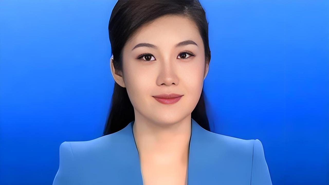 谁能想到气质温婉端庄的郑子可，默默坚守在凌晨的新闻岗位上？
 
明明拥有不错的条