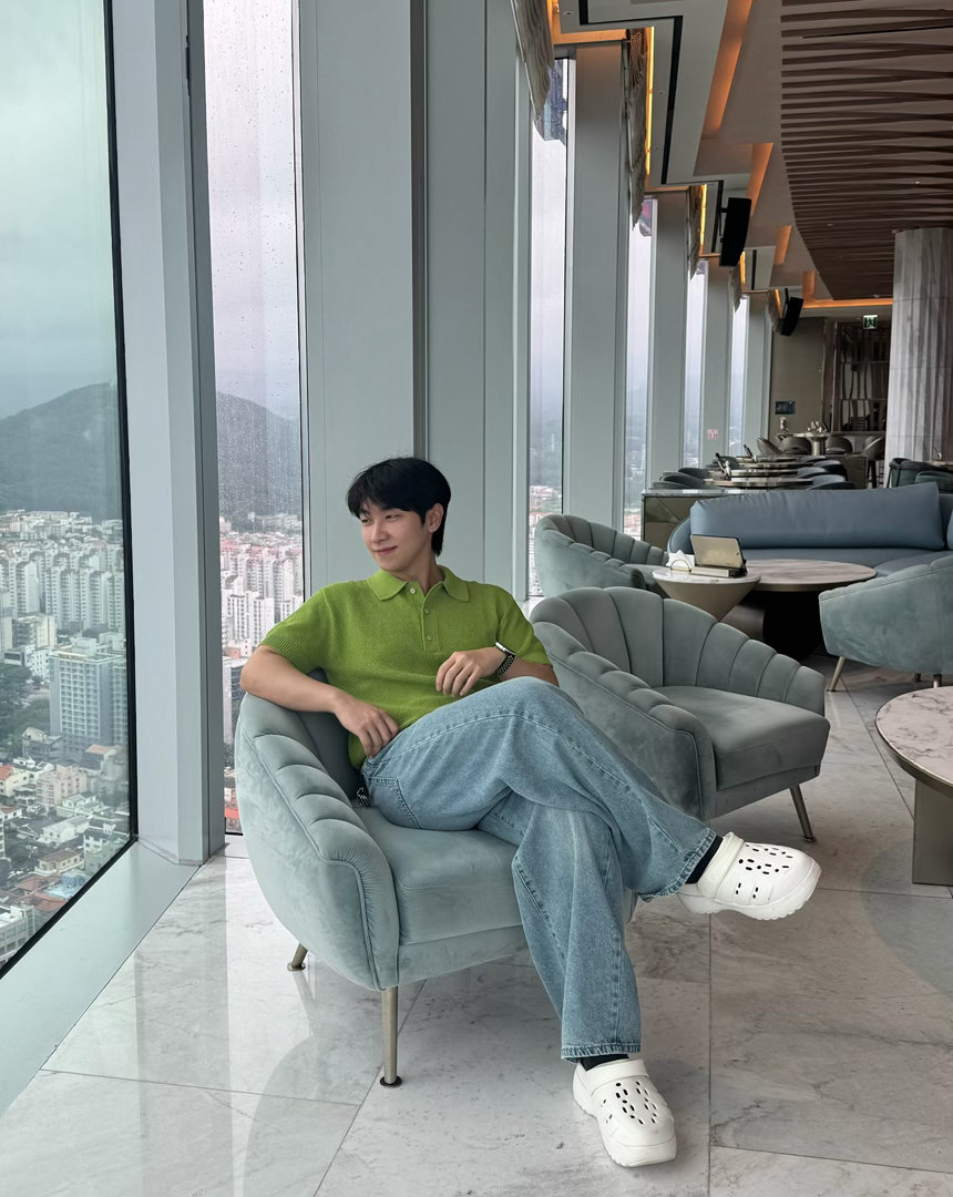 恋爱兄妹 正燮ins更新：时隔两个月我去济州岛看绣球花了🩵在满眼绿意里把元气充