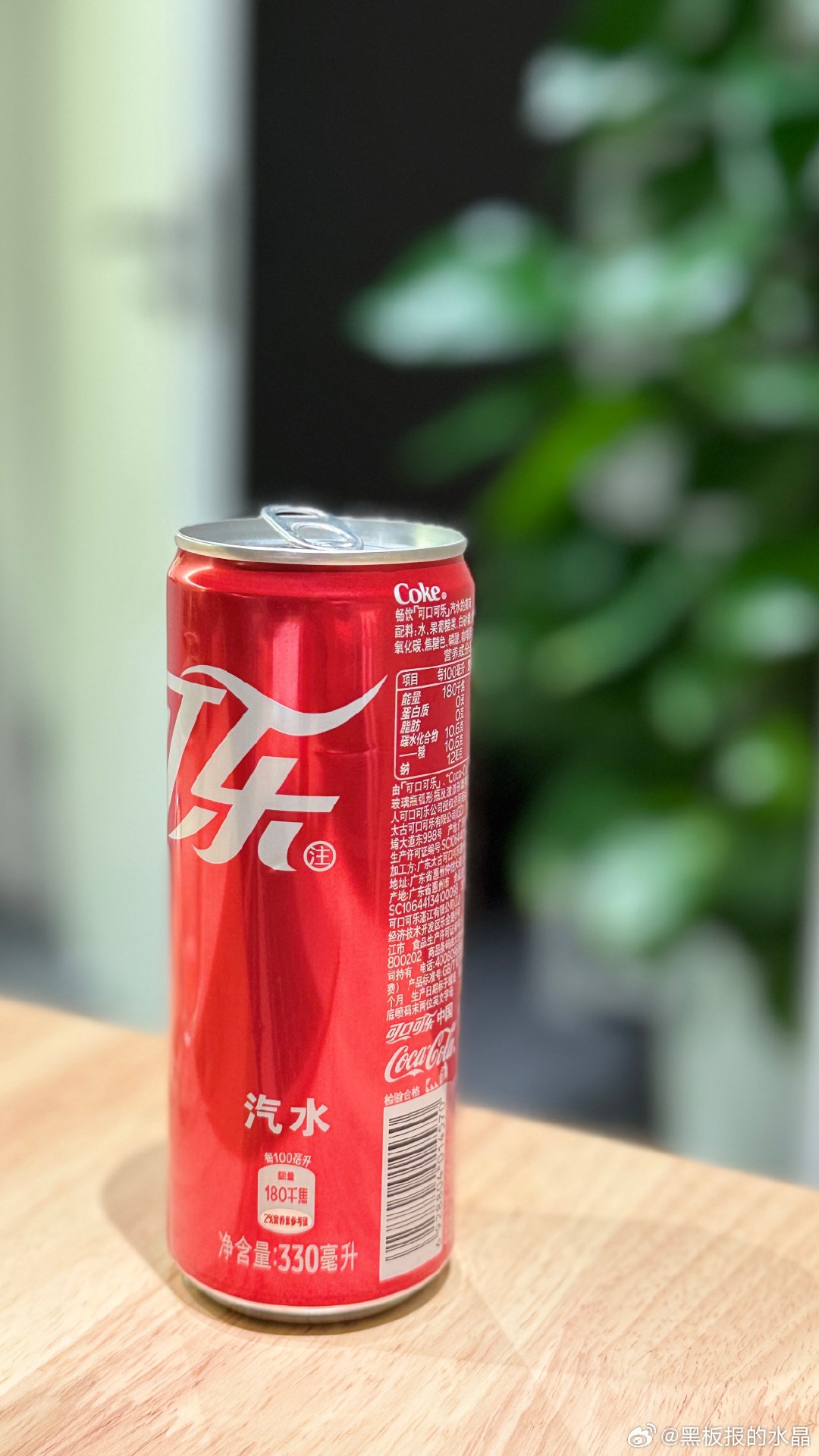 深夜开会中，同时处理邮件和短信，只能靠小甜水撑了…… 