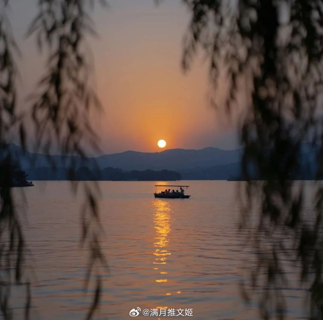 “世界正在我眼前自行展开，我觉得我能去任何地方，做任何事情，成为任何人。”—— 