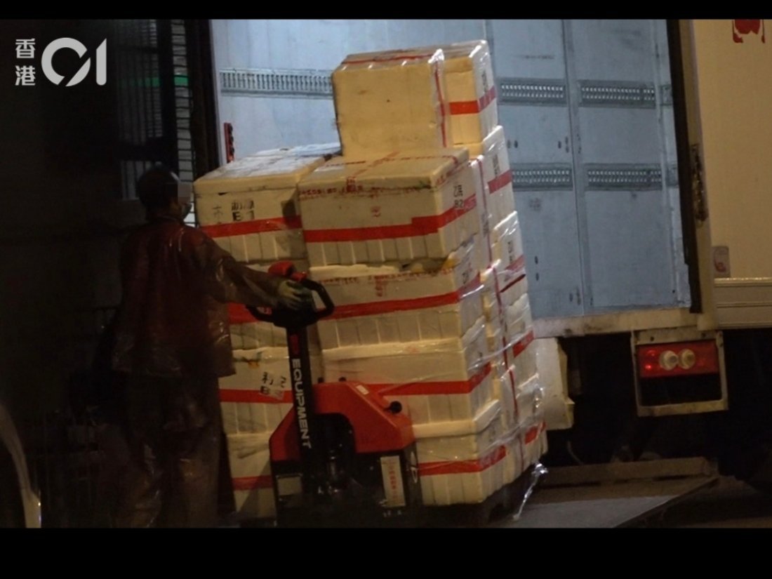 央视起底走私孕妇血样黑产链猜猜这么大泡沫箱子里是啥？全都是孕妇血样。¹ 图是20