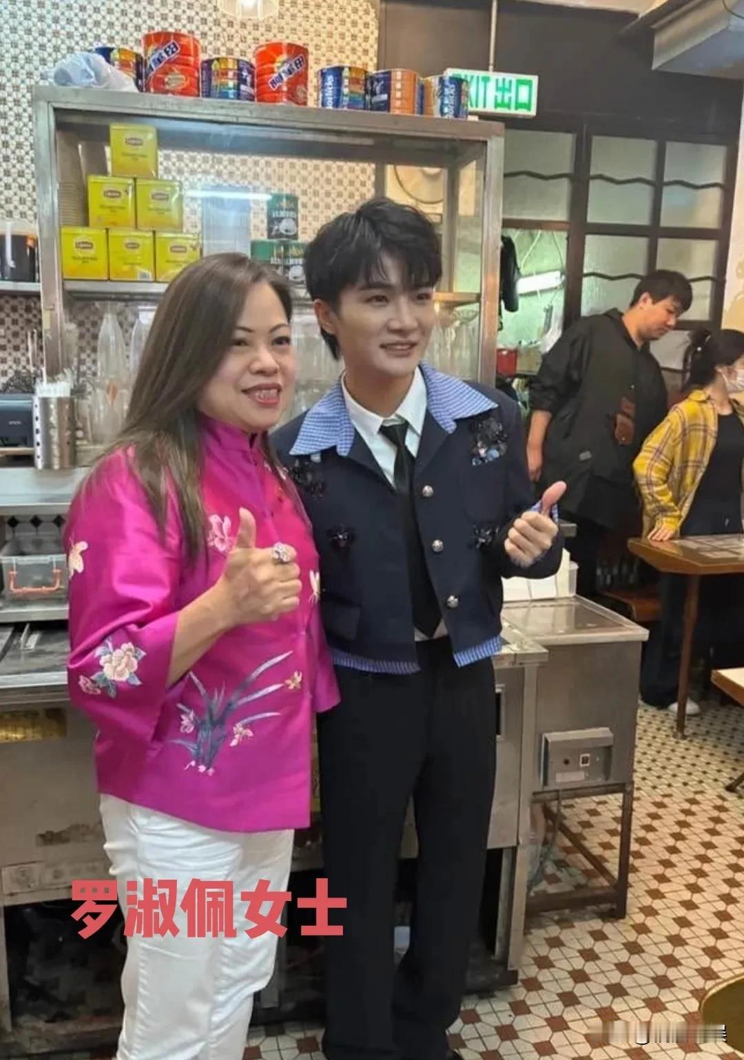 看到这张照片，才知道周深的排面，是真的大！[赞]
在2025年国庆期间，他去香港