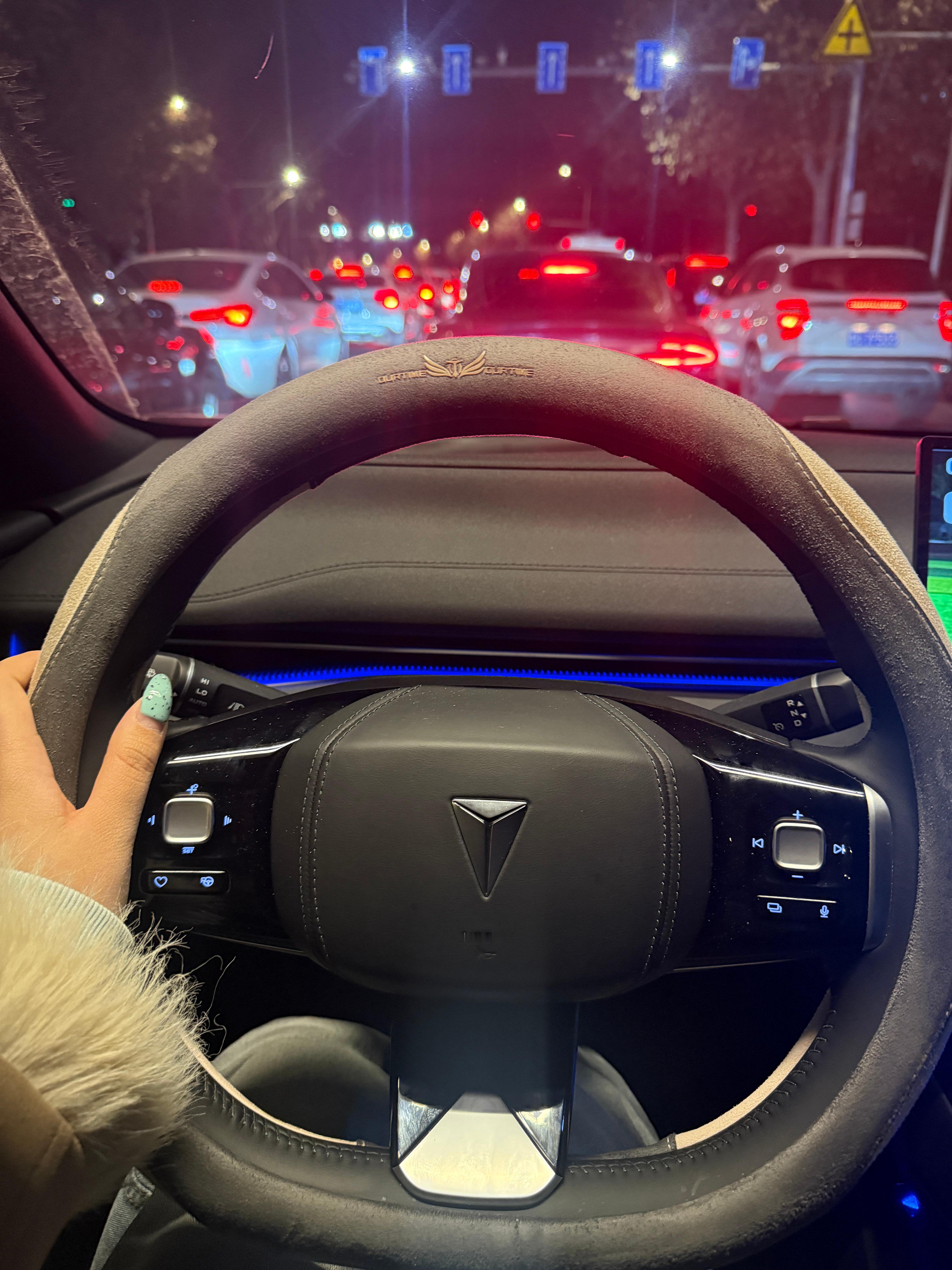 最近每天晚上加完班之后，还要被朋友拉着绕远路练车，感觉已经能自己开车回老家了～话