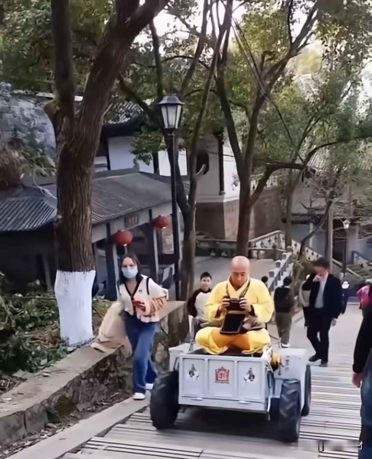 我去 这帮和尚都被惯成啥样了？都不避着了，不知这些求神拜佛的香客看着，心里有啥想