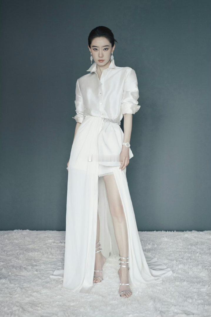 一身纯白，两种气质一半是利落飒爽，一半是温柔浪漫张小斐这组高定造型，把高级感焊在