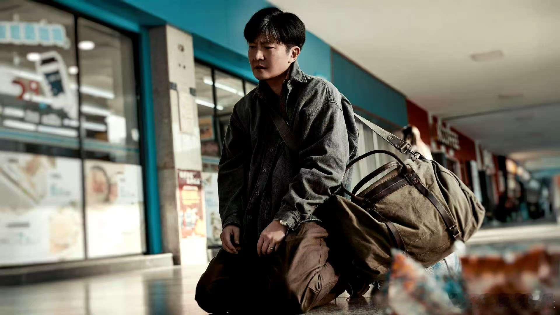 郭京飞无效伪装有效抓捕 郭京飞的演技高光时刻来了！在《黄雀》列车抓捕这段，他把郭