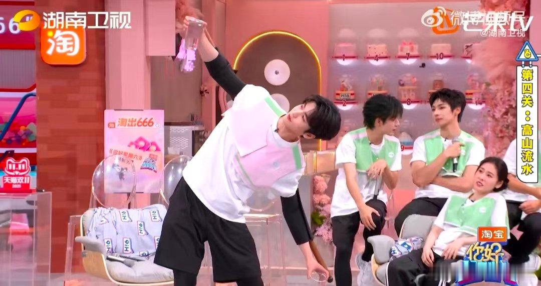 张凌赫有点功夫茶天赋在身上你好星期六 张凌赫这功夫茶技能点满了！双手受限仍稳准投