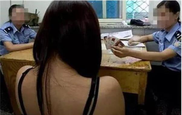 云南昆明，男子与2名女网友约好进行非法交易，怎料，开好房间、付给对方2人1300