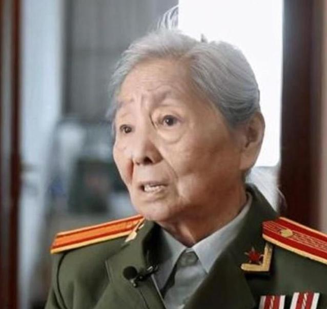 1979年，我国女翻译刘禄曾在美国访问期间，突然发现一名美国男子一直盯着她看，几