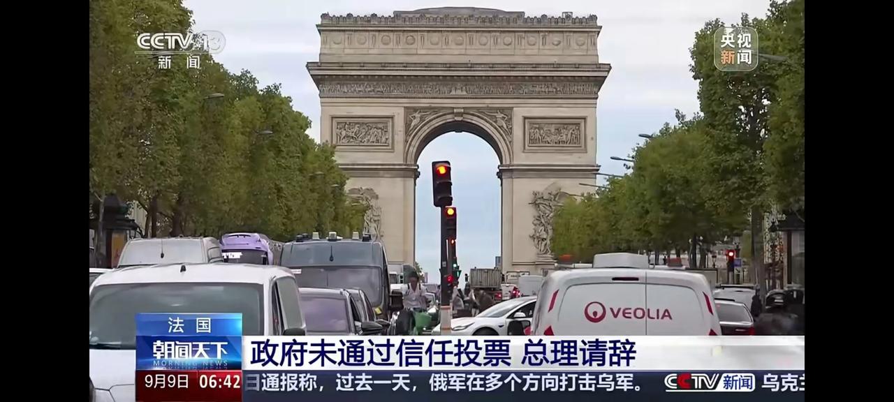 法国一年内三任总理辞职，政治危机已经严重的不成样子。在这样的情况下，法国总统马克